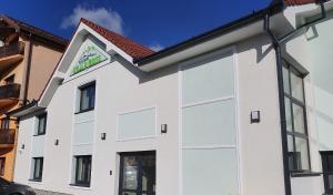 锡比乌STELLA DI MONTE的白色的建筑,设有大窗户