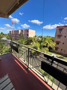 een balkon met banken en uitzicht op de stad bij Trou aux Biches Apartment in Trou aux Biches