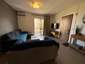 un soggiorno con un divano e una TV di Trou aux Biches Apartment a Trou aux Biches