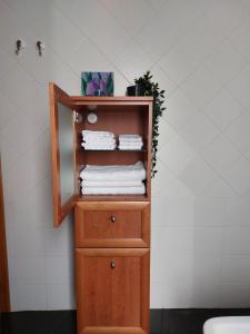 uma casa de banho com um espelho e toalhas numa prateleira em Casa Montefinese1 em Casamassima
