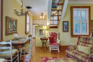 un soggiorno con tavolo, sedie e scala di Romantic Cottage in Washington Historic District a Washington