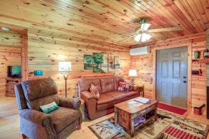 uma sala de estar com um sofá, uma cadeira e uma mesa em Blue Ridge Mountain Cabin with Views and Hot Tub em Sparta