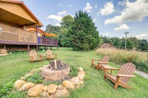 En trädgård utanför Blue Ridge Mountain Cabin with Views and Hot Tub