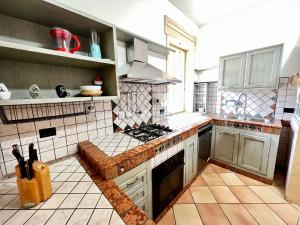 Kuchyň nebo kuchyňský kout v ubytování AMBRA’S HOME