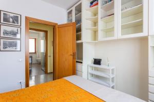 Casa Grazia في أوريستانو: غرفة نوم بسرير وخزانة