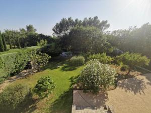 una vista aérea de un jardín con árboles y arbustos en La maison dans la colline, en Velleron