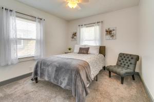 een slaapkamer met een bed en een stoel bij Charming Springfield Home 2 Mi to Downtown in Springfield