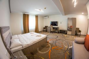 a hospital room with a bed and a desk at STELLA DI MONTE in Sibiu