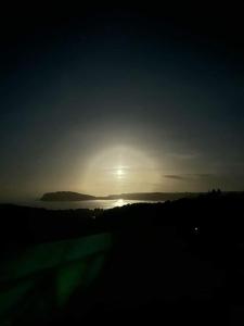 - une vue sur le coucher de soleil sur l'eau dans l'établissement Cabaña estero Huite, à Quemchi