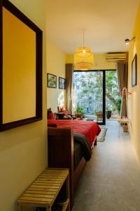 een slaapkamer met een bed met een rode deken en een raam bij Nusmile home & travel 22 hang Non, Old town in Hanoi