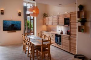 - une cuisine avec une table à manger et des chaises dans l'établissement Panorama apartment Briancon, à Briançon