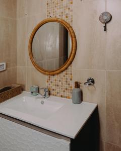 bagno con lavandino bianco e specchio di Hippie house בית היפי a Mitzpe Ramon