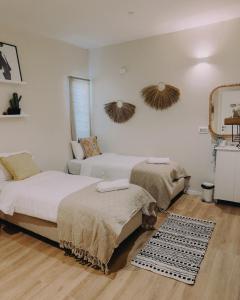 Postel nebo postele na pokoji v ubytování Hippie House היפי האוס
