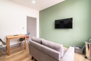sala de estar con sofá, mesa y TV en 2BR Derby City Centre Flat 3 - Charnwood Flat en Derby