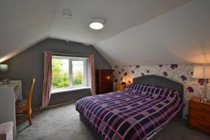 een slaapkamer met een bed en een raam bij Peaceful Cottage in Cork