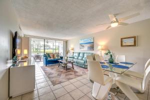 - un salon avec un canapé et une table dans l'établissement Sunny Sarasota Oasis with Private Screened Lanai, à Sarasota