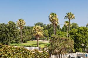 uitzicht op een golfbaan met palmbomen bij Casa Grazia in Oristano