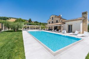 a villa with a swimming pool and a yard at Villa Amore di Ada - Design, AirCo, Private Pool & Near The Beach in Monterubbiano