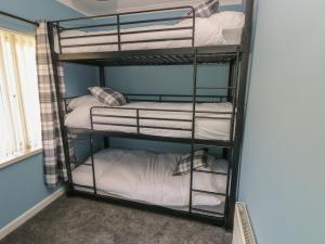 Katil dua tingkat atau katil-katil dua tingkat dalam bilik di Afan House