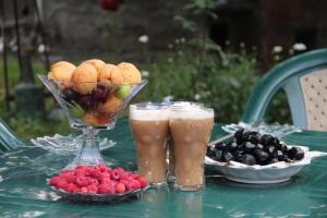 een tafel met twee drankjes en een fruitschaal bij Hayk B&B (in Sanahin) in Alaverdi