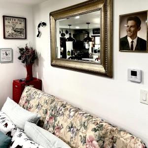 Гостиная зона в Pet Friendly Graham 2 Bedroom Home Christmas 365 at The Mistletoe Farm +47 фотографий