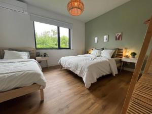 um quarto com 2 camas e uma janela em Boldermountain Guesthouse em Heusden - Zolder