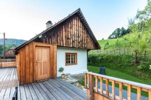 een huis met een houten terras en een huis bij Zimmer am Weinberg in Deutschlandsberg