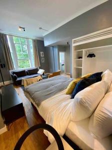 um quarto com uma cama grande num quarto em Stylish Studio near Regents Park n6 em Londres