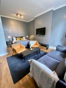 a living room with a couch and a bed at Stylish Studio near Regents Park n6 in London