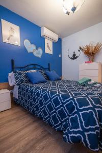 a blue bedroom with a bed and a blue wall at Casa El tio Daniel,,,,,,ahora con SPA in Bargas