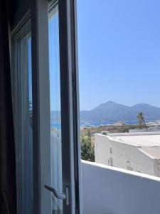 an open window with a view of a building at suite diminutif 2 in Adamas