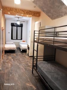 Habitación con 2 literas y pasillo. en Atmos Luxe Navigli, en Milán