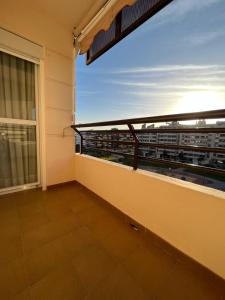balcón con vistas a la ciudad en Teatinos Paradise en Málaga