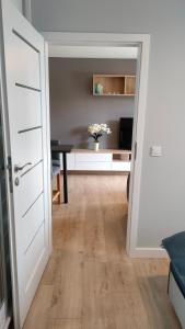 an open door to a room with a desk at Apartament Azul in Cieszyn