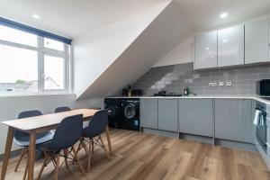 a kitchen and dining room with a table and chairs at 1BR Derby City Centre Flat 5 - Charnwood Flat in Derby