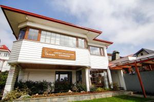 un edificio blanco con un cartel en el costado en Hotel Costanera - Caja Los Andes, en Valdivia