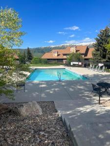 - une piscine avec une table et des chaises dans la cour dans l'établissement Wolf Creek Lodge Condo in Eden, UT - Relaxing Mountain Retreat, à Eden