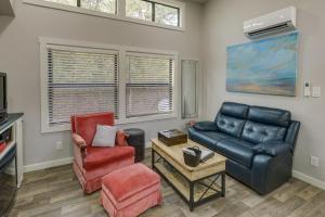 - un salon avec un canapé et des fauteuils en cuir dans l'établissement Fishing Pond Minervas Cottage in West Point!, à Winchester