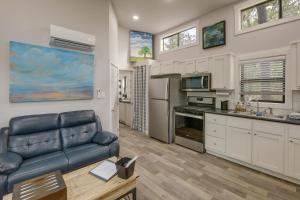 un salon avec un canapé et une cuisine dans l'établissement Fishing Pond Minervas Cottage in West Point!, à Winchester