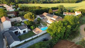 una vista aérea de una casa con piscina en Bel Appartement T2 Climatisé avec piscine Poitiers-Futuroscope-CREPS de Poitiers, en Vouneuil-sous-Biard