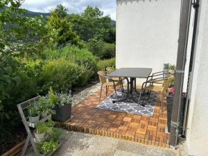 a table and chairs on a patio with plants at Kreischberg-Blick in Lutzmannsdorf