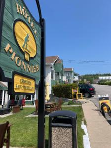 ein Schild für ein stündlich heißeres Schild auf einem Gebäude in der Unterkunft Hotel Le Pionnier in Tadoussac