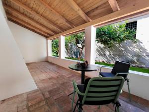 un patio con 2 sedie e un tavolo e due finestre di TENUTA ACTON DI LEPORANO a Girello