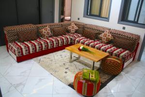 - un salon avec un canapé et une table dans l'établissement Hotel Restaurant Bougafer, à Midelt