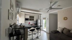 Una cocina y una sala de estar con un sofá. en Depto Parque Urquiza Parana ER, en Paraná