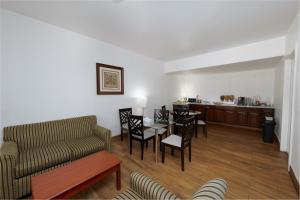 Posezení v ubytování America Inn & Suites