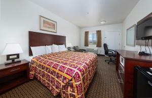 Postel nebo postele na pokoji v ubytování America Inn & Suites