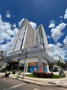 - un grand bâtiment blanc dans une rue de la ville dans l'établissement Fabuloso Blend Smart Style Setor Marista, à Goiânia