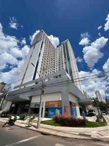 a large white building on a city street at Fabuloso Blend Setor Marista in Goiânia