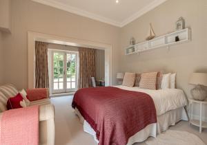 ein Schlafzimmer mit einem großen Bett und einem Fenster in der Unterkunft The Pavilion in Orford